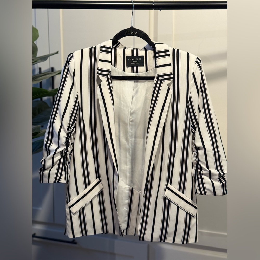 Love Tree Size M Black & White Striped Crop Sleeve Blazer